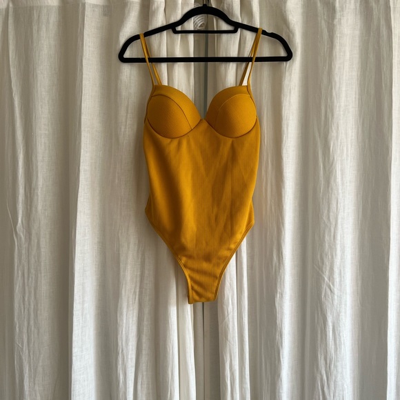 Body suit yellow cup size 34D - Picture 1 of 2